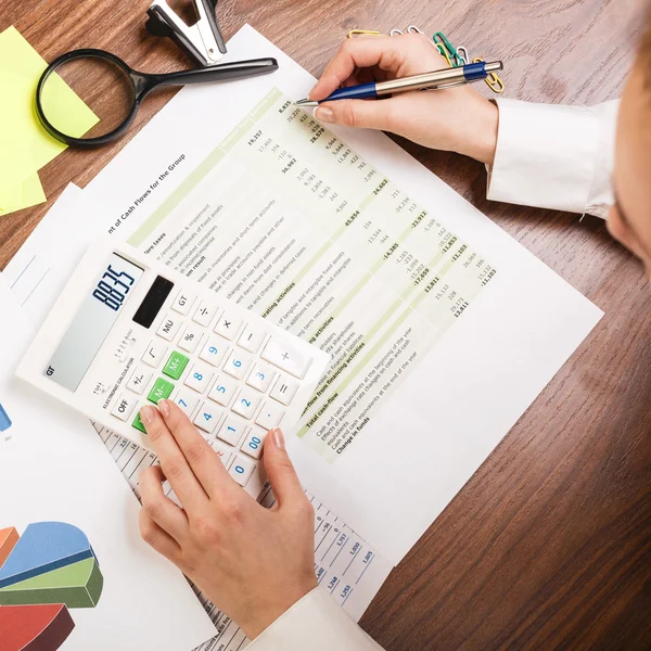 Young business woman working in office — Stock Photo, Image