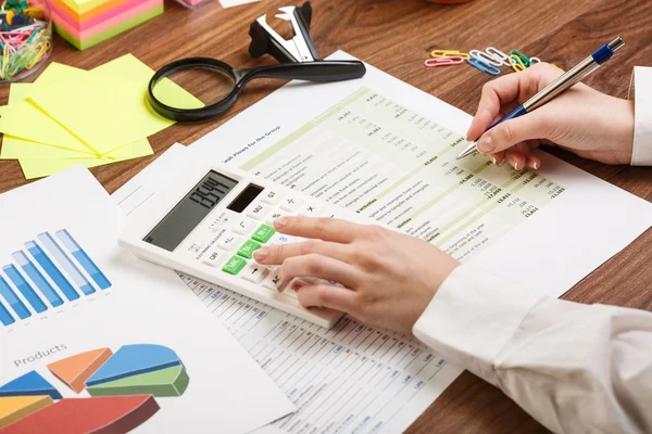 Young business woman working in office — Stock Photo, Image