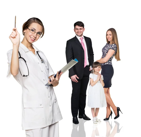 Familia en examen médico con un médico joven — Foto de Stock