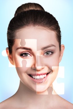 Bir bulmaca parçaları ile güzel genç kadının yüzü