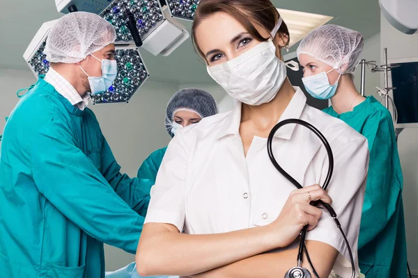 Chirurgie team werkzaam — Stockfoto