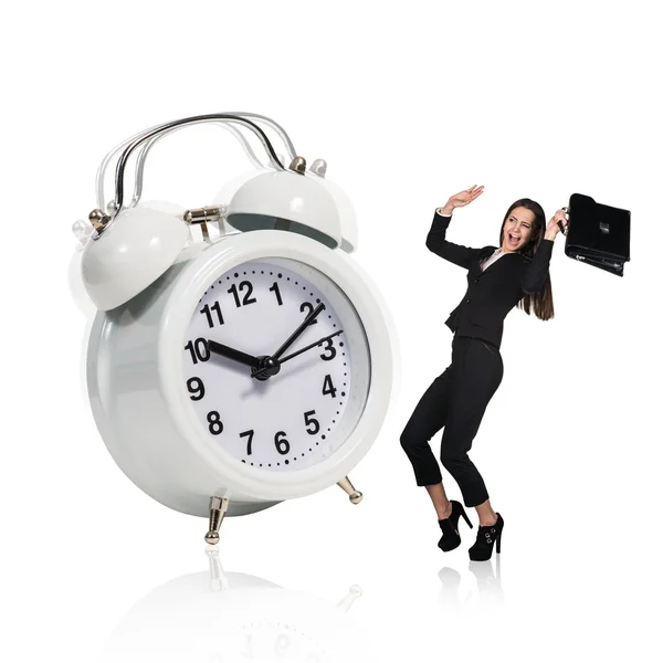 Mujer de negocios parada cerca de reloj despertador grande — Foto de Stock