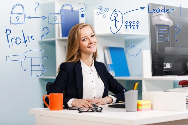 Femme assise au bureau avec ordinateur — Photo