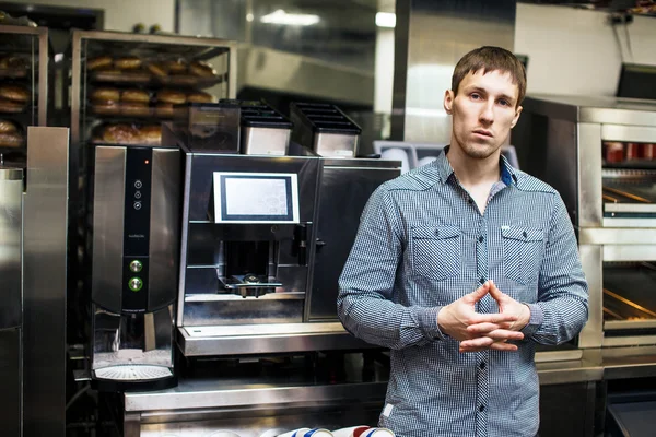 Barista de pé com cafeteira — Fotografia de Stock