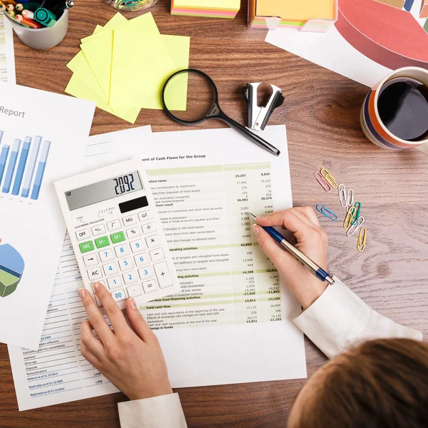 Young business woman working in office — Stock Photo, Image