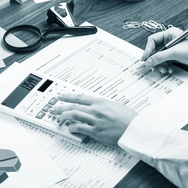 Young business woman working in office — Stock Photo, Image