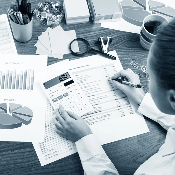 Junge Geschäftsfrau arbeitet im Büro — Stockfoto