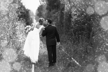 Gelin ve damat kucaklıyor