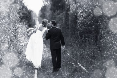 Gelin ve damat kucaklıyor