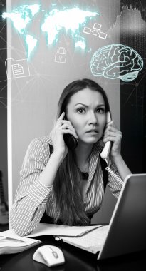 İki cep telefonuyla konuşurken ofis çalışanı