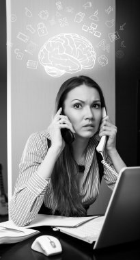 İki cep telefonuyla konuşurken ofis çalışanı