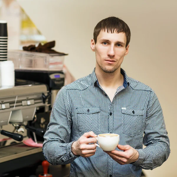 背景に若いバリスタ立っているコーヒー メーカー — ストック写真