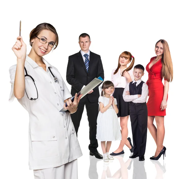 Familie op medisch onderzoek met jonge dokter — Stockfoto
