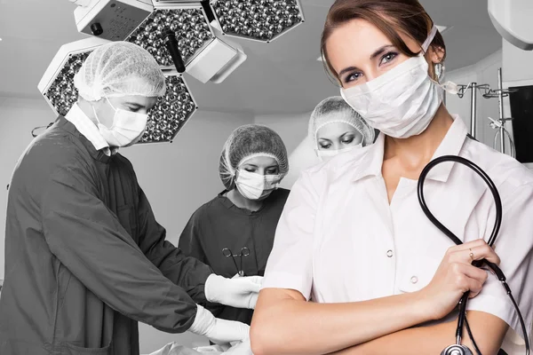 Chirurgie team werkzaam — Stockfoto