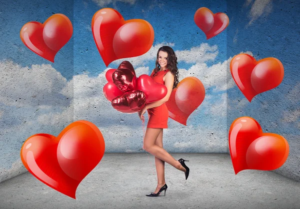 Mujer con globos en forma de corazón — Foto de Stock