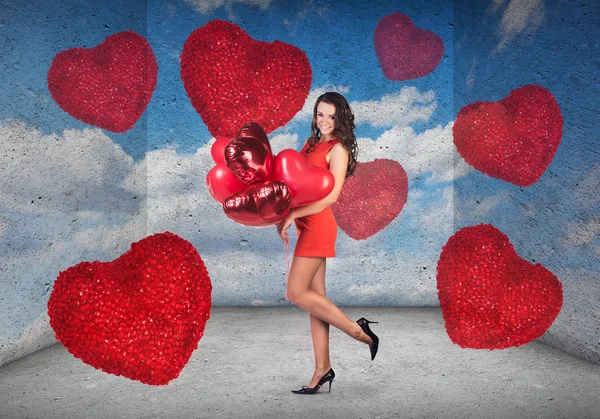 Vrouw met een hart-vormige ballons — Stockfoto