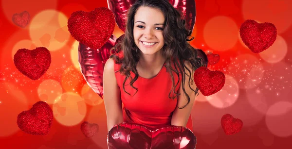 Mulher de vestido vermelho fica no fundo bokeh — Fotografia de Stock