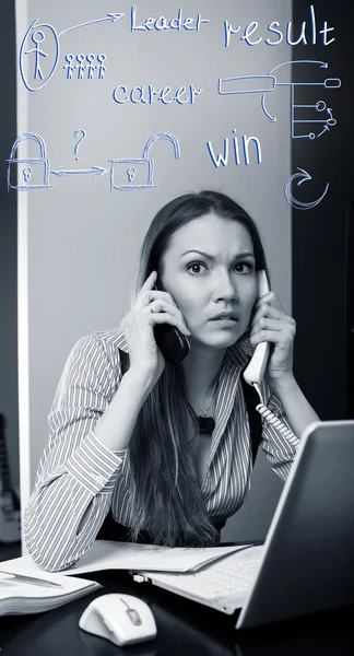 Büroangestellte spricht auf zwei Mobiltelefonen — Stockfoto