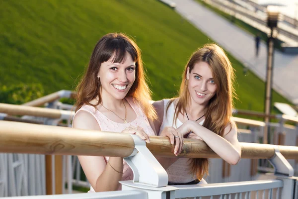 Two cheerful girls stand on the stairs — Stock Photo, Image