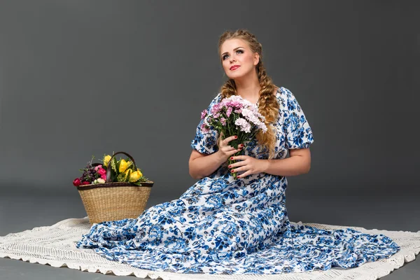 Young beautiful woman posing in studio — Stock Photo, Image