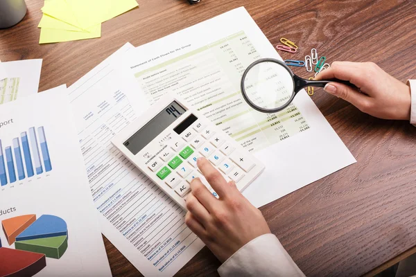 Jonge zakenvrouw werken in kantoor — Stockfoto