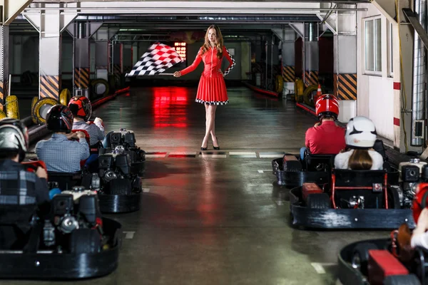 Groep mensen is karting auto rijden — Stockfoto