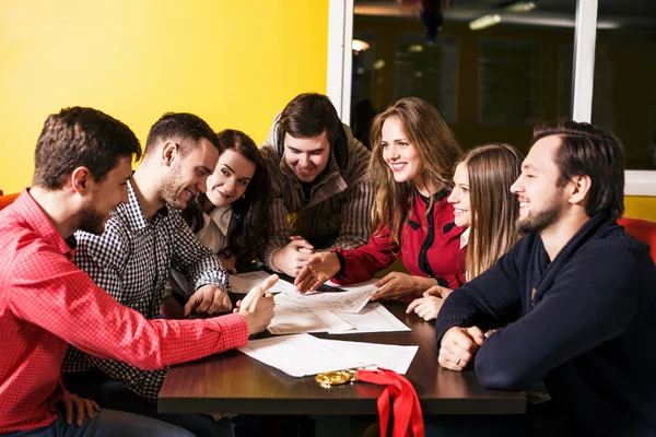 Friends discussing action plan at the table — Stock Photo, Image