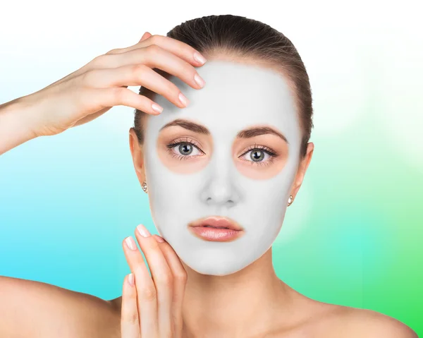 Mujer joven con mascarilla de arcilla — Foto de Stock