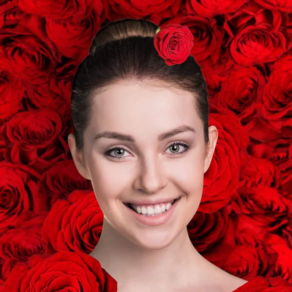 Mulher rosto no fundo rosas vermelhas — Fotografia de Stock