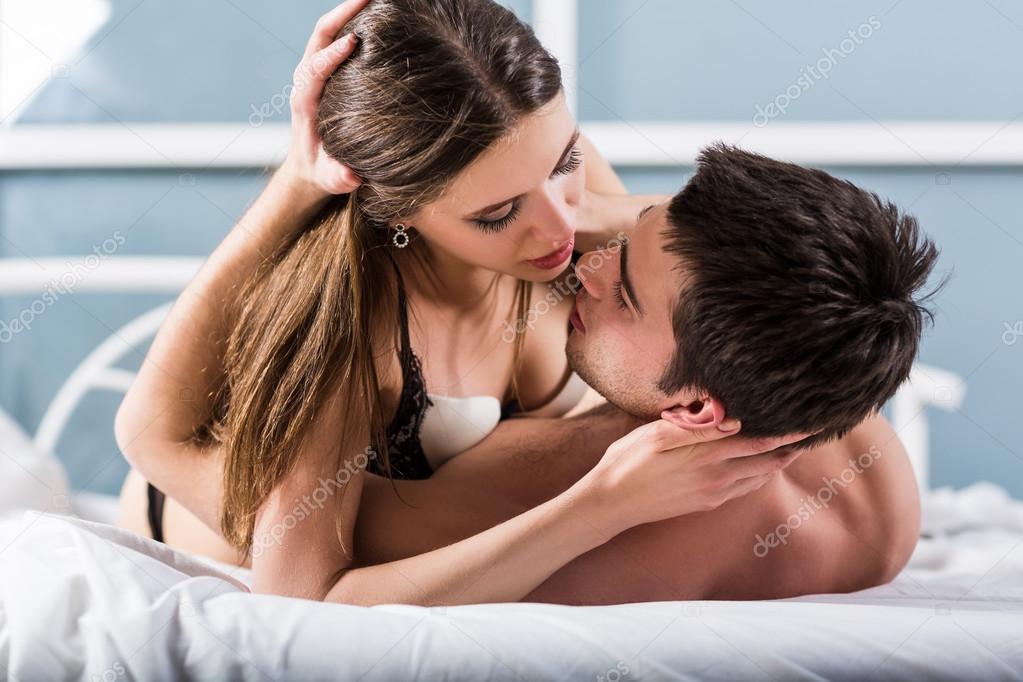 Romantisch koppel in bed zoenen