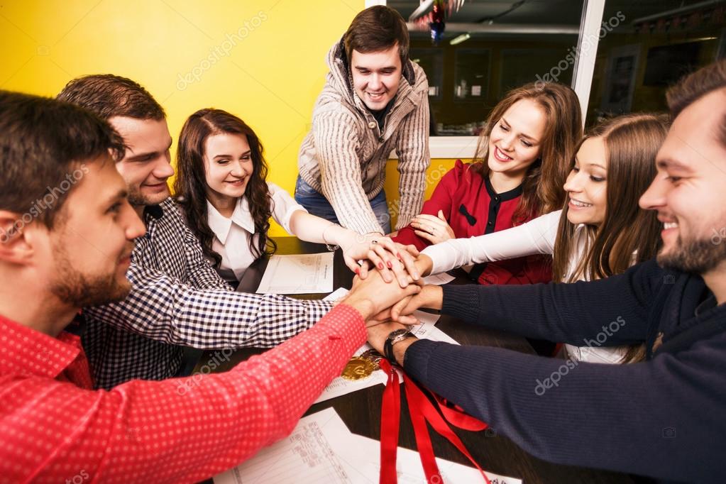 Discussing your friends. картинка друзья обсуждают план. дискуссия стоковые фото. Friends problems. Discussing your friends.