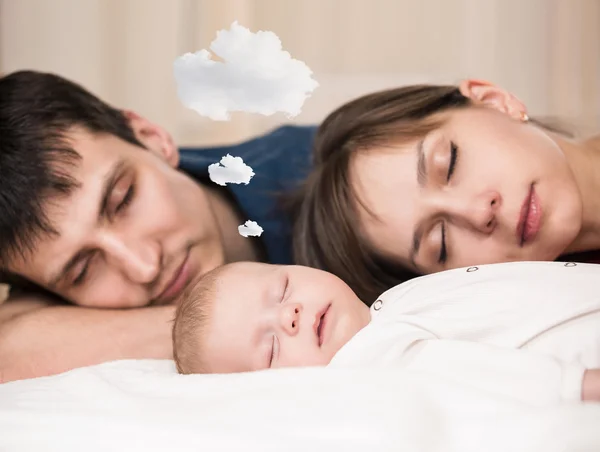 Bebé duerme con padres cansados — Foto de Stock