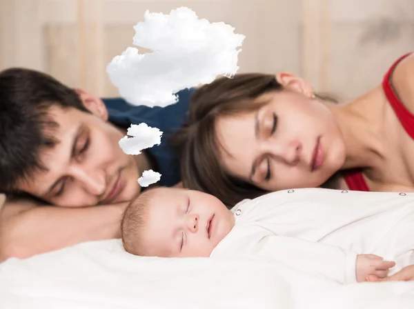 Bébé couche avec des parents fatigués — Photo