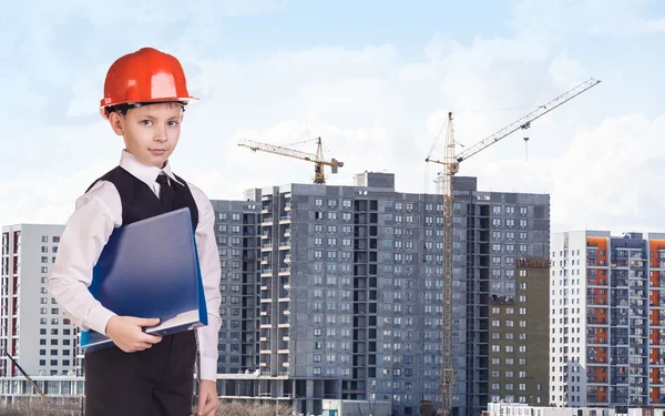 Мальчик-строитель в оранжевом шлеме — стоковое фото