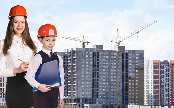 Builder pojke i orange hjälmen — Stockfoto