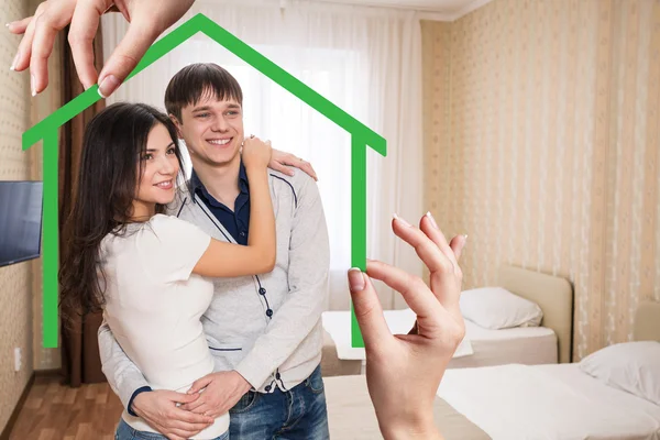 Gröna huset form med ung familj inuti — Stockfoto