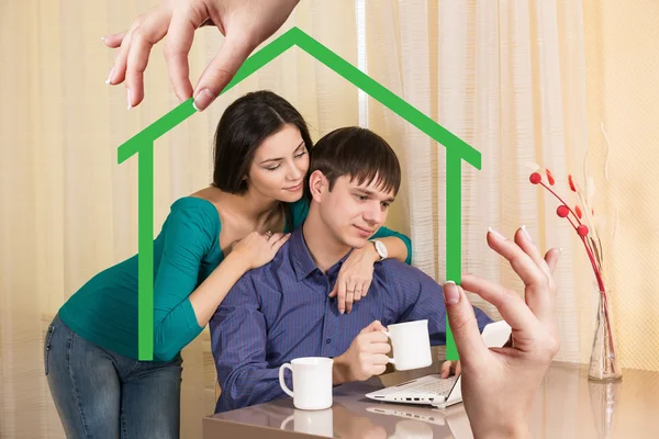 Gröna huset form med ung familj inuti — Stockfoto