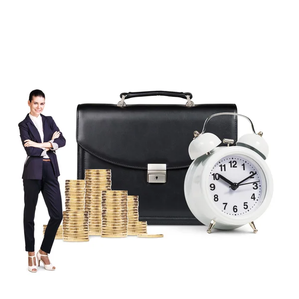Mulher de negócios perto de alarme, maleta e moedas — Fotografia de Stock