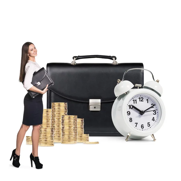 Biznes kobieta w pobliżu alarmu, teczki i monety — Zdjęcie stockowe