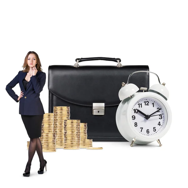Biznes kobieta w pobliżu alarmu, teczki i monety — Zdjęcie stockowe