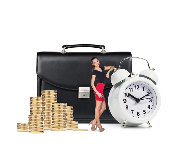 Mulher de negócios perto de alarme, maleta e moedas — Fotografia de Stock