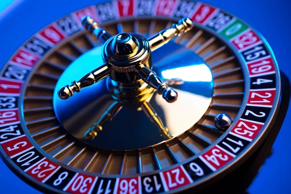 カジノのテーマ ルーレット 黒の数字の終わり 青の背景 — ストック写真
