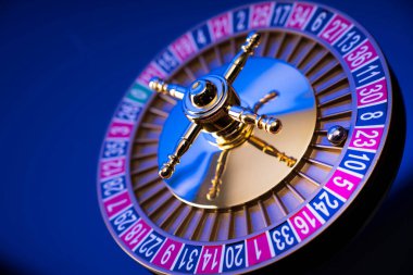 Kumarhane teması, ruleti kapat, kırmızı ve siyah numaralar. Mavi arkaplan.