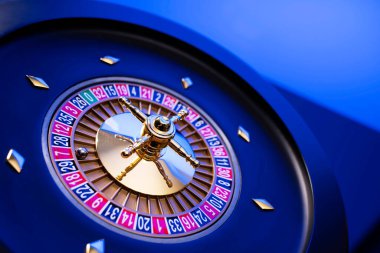 Kumarhane teması, ruleti kapat, kırmızı ve siyah numaralar. Mavi arkaplan.