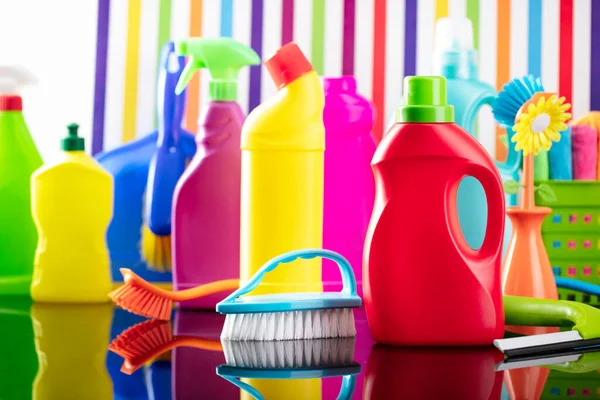 Maison Bureau Thème Nettoyage Ensemble Coloré Bouteilles Avec Des Liquides — Photo