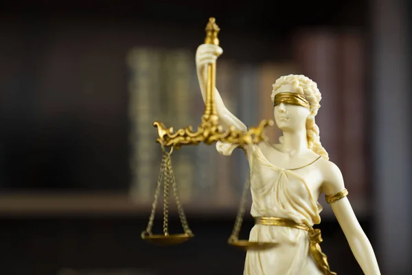Hukuk Adalet Kavramı Yargıç Odası Kahverengi Masadaki Heykel Kitaplıkta Yasal — Stok fotoğraf