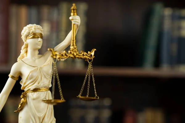 Recht Und Gerechtigkeit Richterkammer Themis Skulptur Auf Braunem Schreibtisch Sammlung — Stockfoto