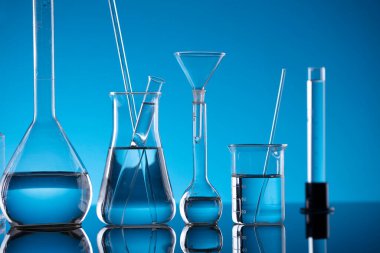 Bilim konsepti. Laboratuvar ekipmanı bileşimi. Mavi arkaplanda test tüpleri.