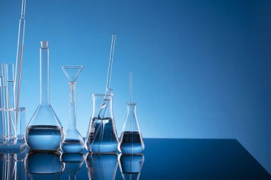 Bilim konsepti. Laboratuvar ekipmanı bileşimi. Mavi arkaplanda test tüpleri.