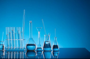 Bilim konsepti. Laboratuvar ekipmanı bileşimi. Mavi arkaplanda test tüpleri.